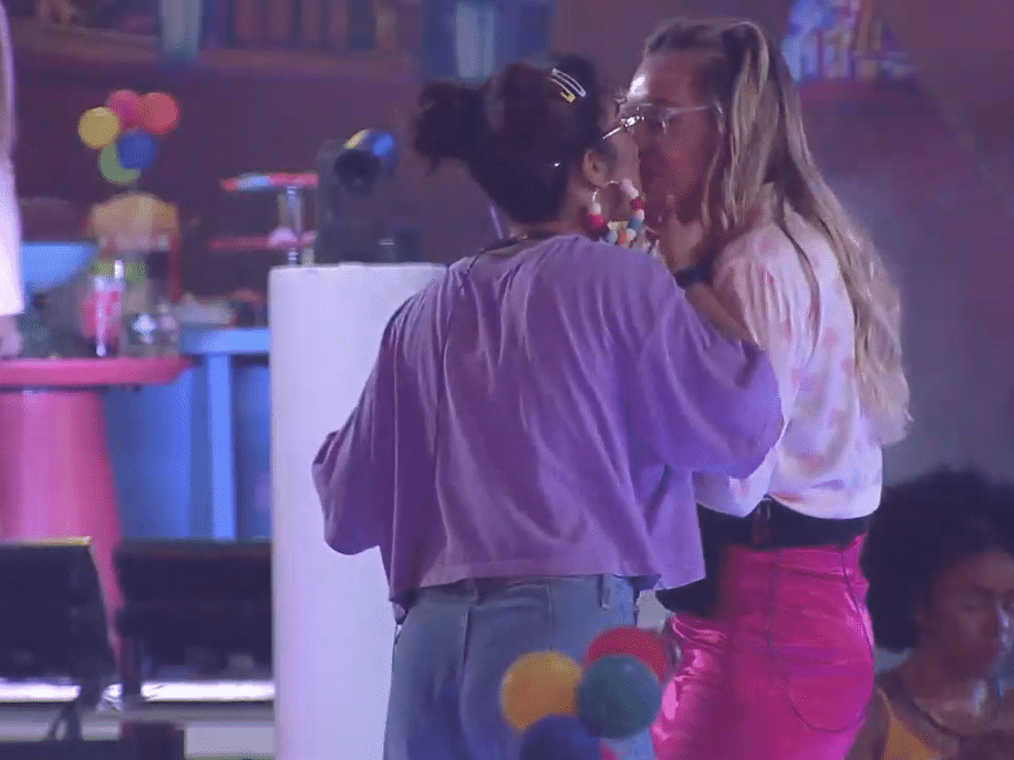 Maria e Bárbara dão selinho na festa 'Abravalândia'