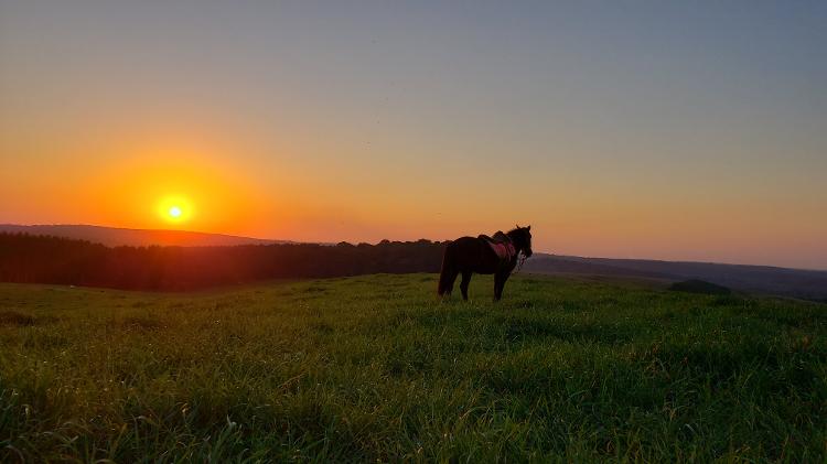 Passeio a cavalo no pôr do sol leva a região com vista para a região - Eduardo Burckhardt/ysoke - Eduardo Burckhardt/UOL