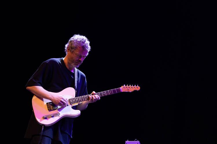 O guitarrista dinamarquês Jakob Bro encerra a primeira noite de jazz do C6 Fest, na sexta (17), em São Paulo