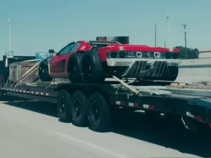 Ferrari trucada? Esportivo com 6 rodas é flagrado em carreta e viraliza