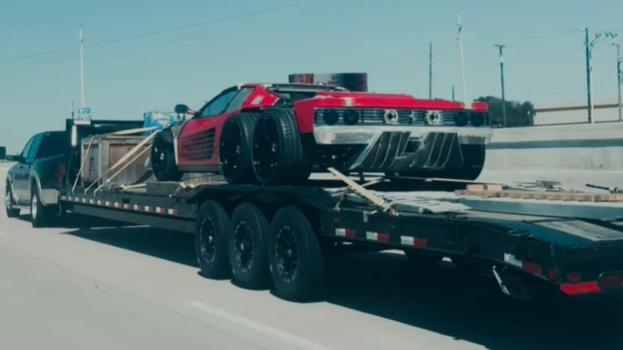 Ferrari Testarossa com seis rodas é flagrada - Reprodução