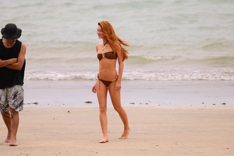 Marina Ruy Barbosa durante tarde em praia