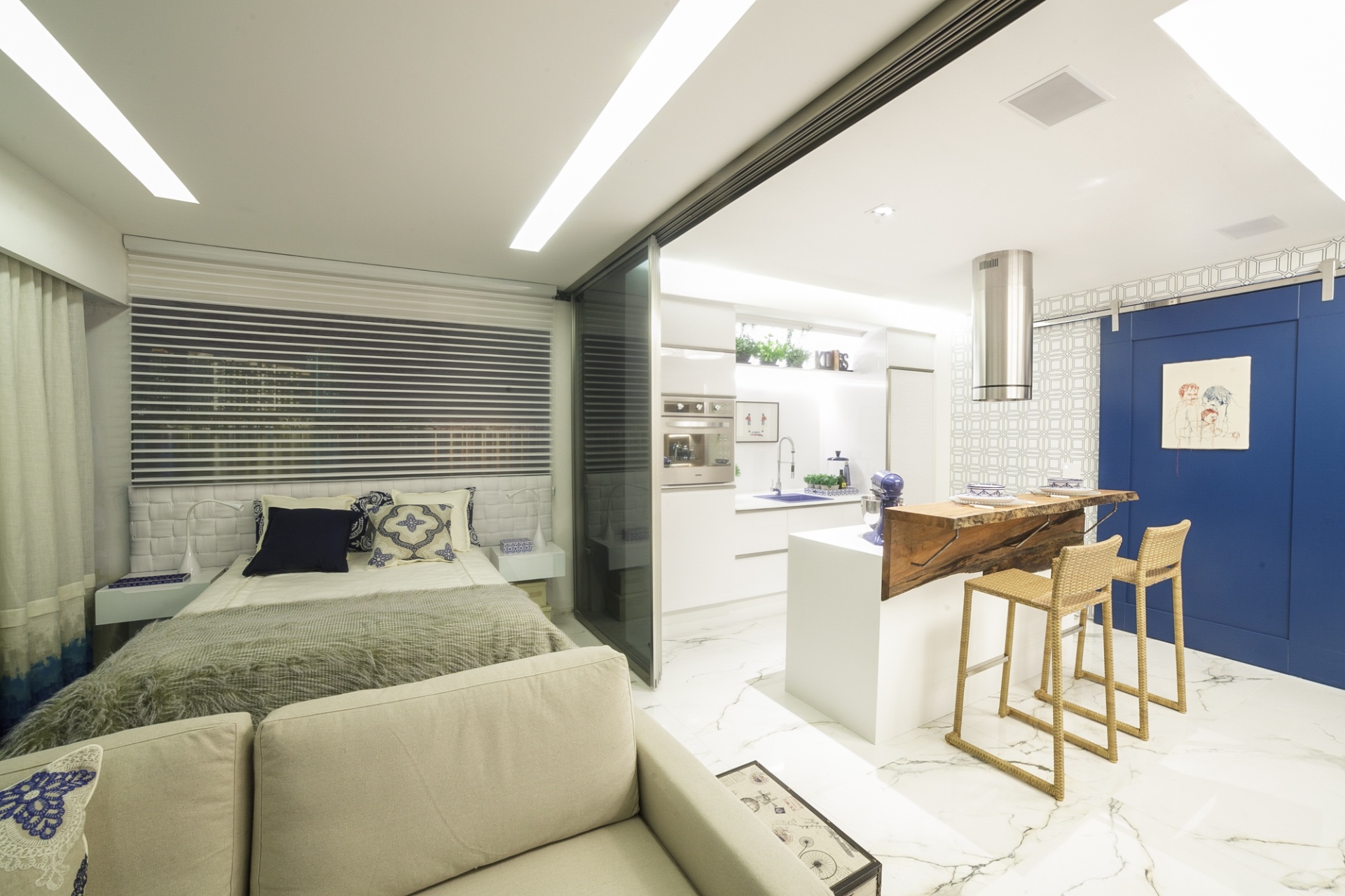 4 - Quarto de quem mora na praia. O uso da combinação branco e azul está presente em todo o Studio Miami Beach, inclusive no dormitório. No projeto da arquiteta Carla Kiss, a área de dormir é separada dos espaços sociais por uma porta de correr. A Casa Cor Paraná fica em cartaz até dia 9 de agosto de 2015, na Rua Fernando Amaro, 60, em Curitiba. Outras informações: www.casacor.com.br - Daniel Sorrentino/ Divulgação