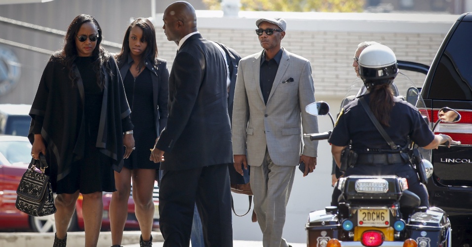 3.ago.2015 - Familiares chegam para o enterro do corpo de Bobbi Kristina, filha de Whitney Houston e Bobby Brown