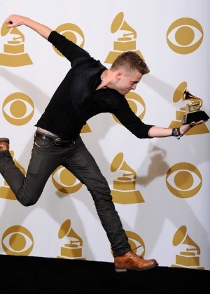Tedder com seu Grammy pelo álbum "21", de Adele - Getty Images - Getty Images