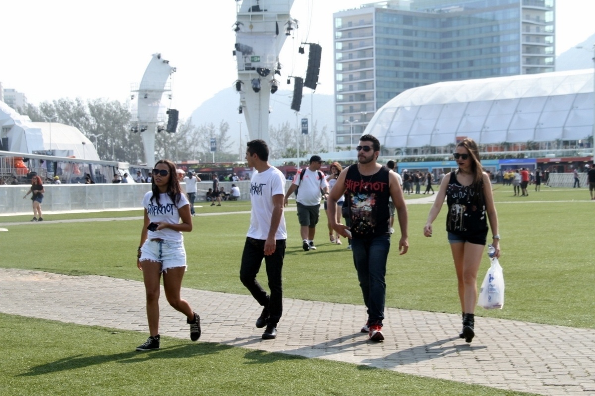 25.set.2015 - Primeiros fãs entram na Cidade do Rock para o quinto dia do festival Rock in Rio 2015. Camisetas pretas com a estampa do "Slipknot", principal atração do palco Mundo, parecem uniforme entre o público. - Graça Paes/Foto Rio News