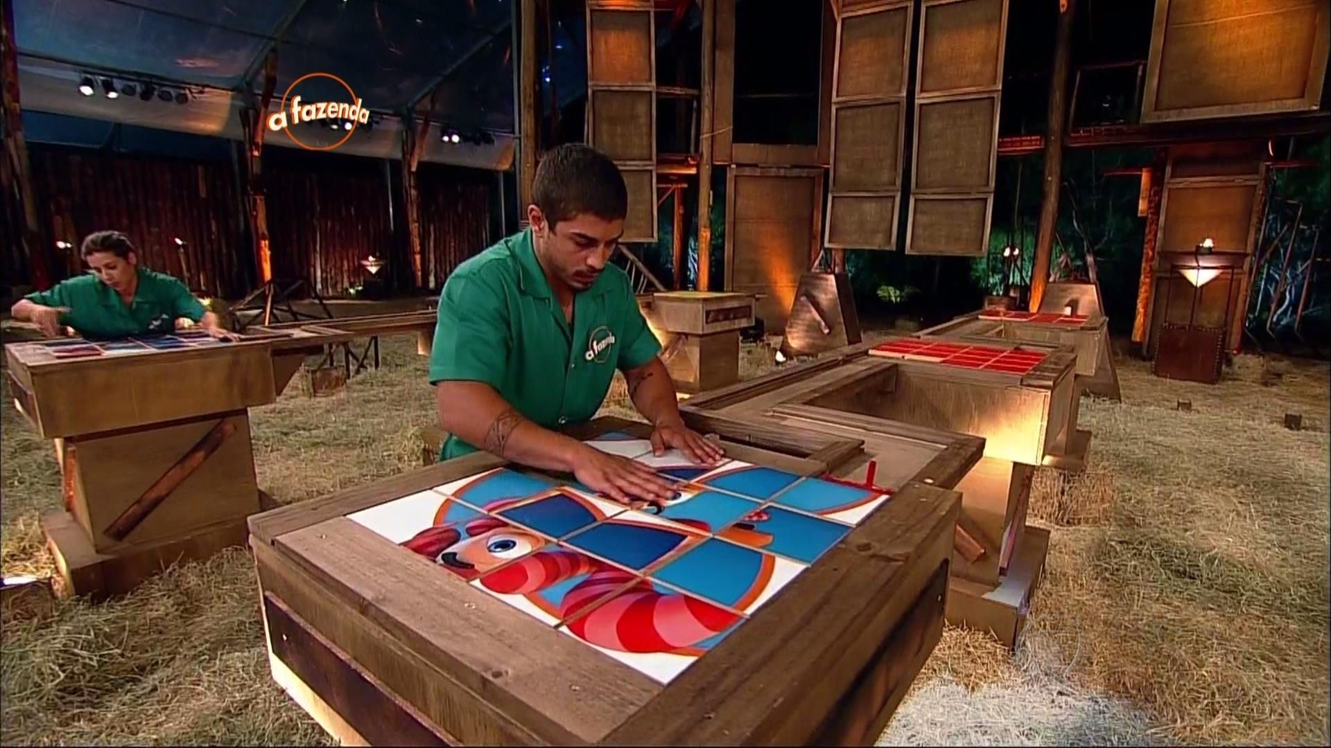 4.dez.2015 - Douglas Sampaio foi mais rápido e montou o quebra-cabeças antes de Rayanne e Ana Paula - Reprodução/Record