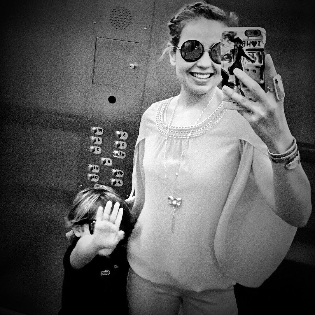 29.dez.2015 - Thalía publicou uma foto ao lado do filho, Matthew, mas parece que o garoto de quatro anos não gostou muito da exposição e escondeu o rosto com a mão. A cantora e atriz mexicana brincou com a situação. "Não, paparazzi, please! Matthew Alejandro não gosta que tirem fotos dele. Então sempre tento roubar umas quantas forem!", escreveu. - Reprodução/Instagram/thalia