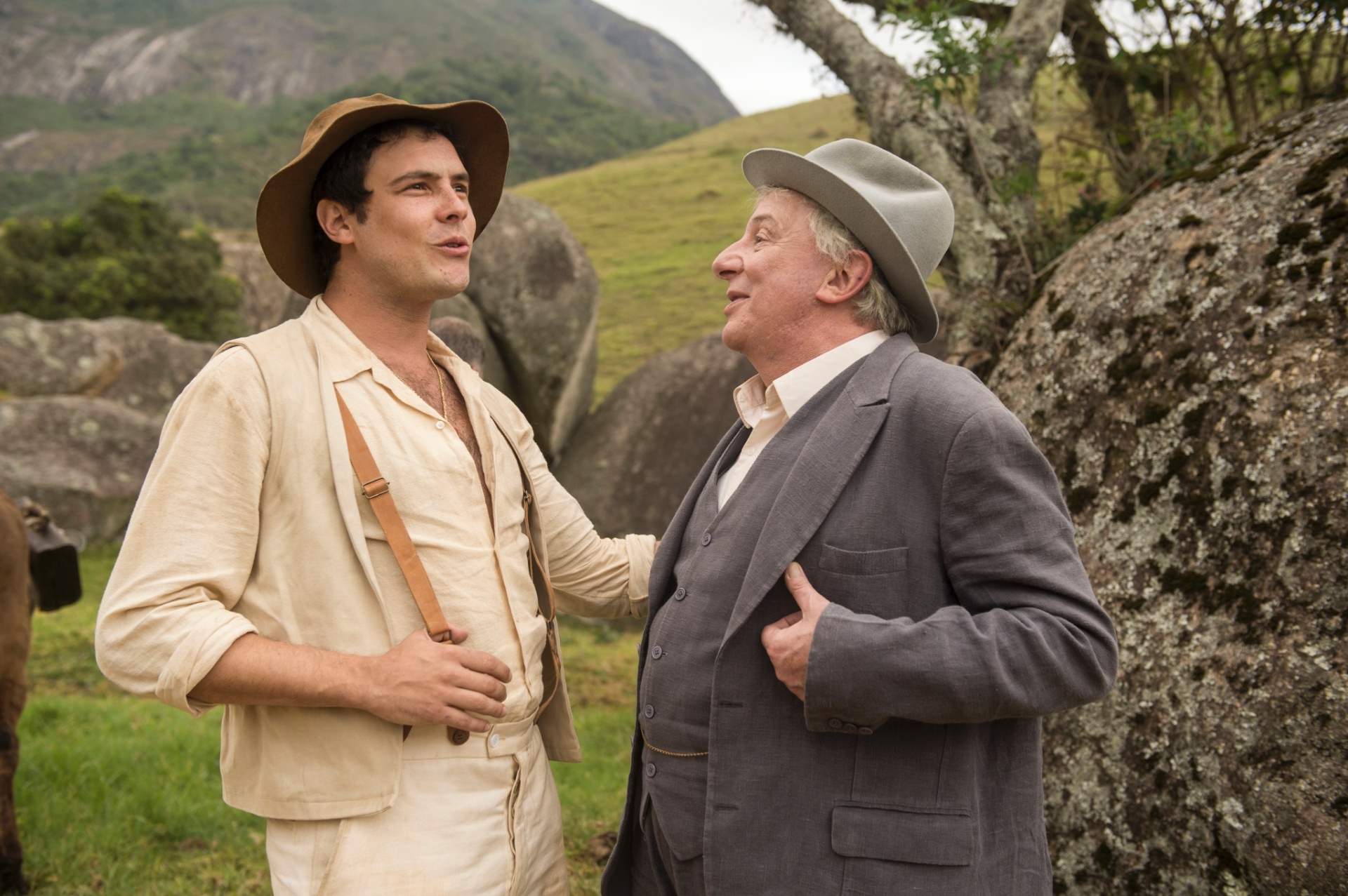 O professor de filosofia ensina a Candinho (Sergio Guizé) a encarar a vida com otimismo. Segundo ele, tudo que acontece de ruim é para melhorar - TV Globo/Divulgação