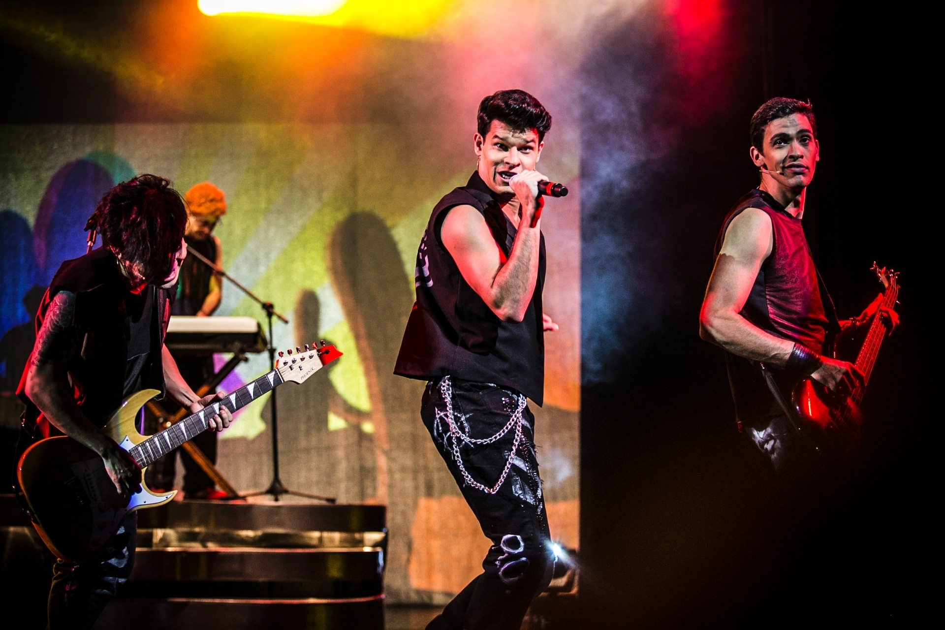 8.mar.2016 - No repertório estão músicas de outros artistas, sucesso na década de 1990, como Guns'n Roses, Titãs, Engenheiros do Hawaii, além de músicas originais feitas para o espetáculo - Lucas Lima/UOL