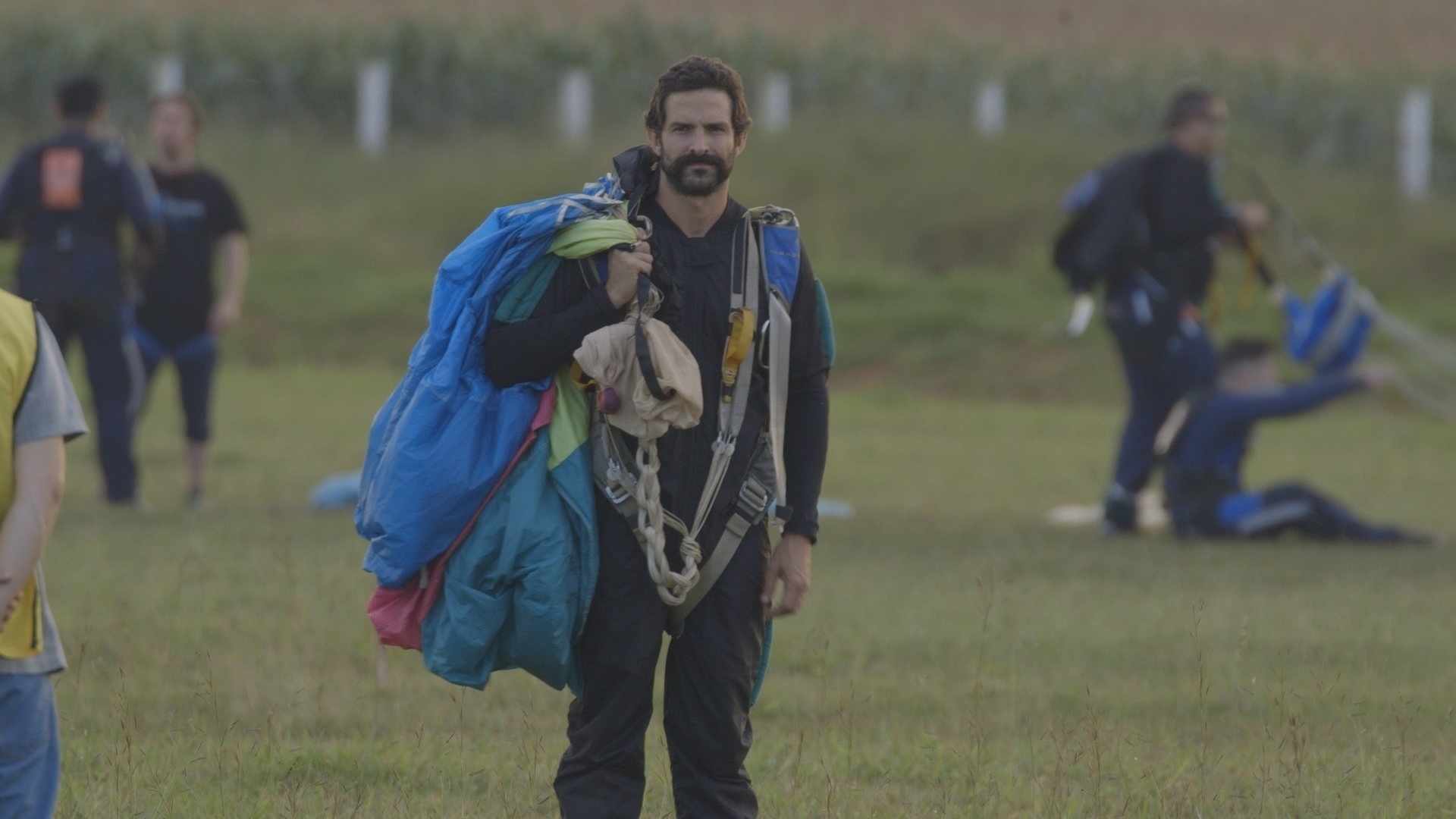 No programa "Talento Mais", o ator Iran Malfitano mostra que além de atuar, também é paraquedista - Divulgação