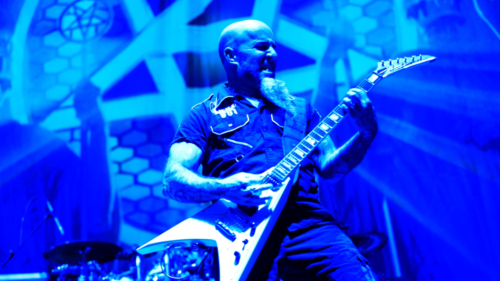 17.mar.2016 - A banda Anthrax, que viaja no mesmo avião que o Iron Maiden, foi a segunda a se apresentar na noite desta quinta-feira, no Rio de Janeiro. Na foto, o guitarrista Scott Ian - Douglas Shineidr/UOL