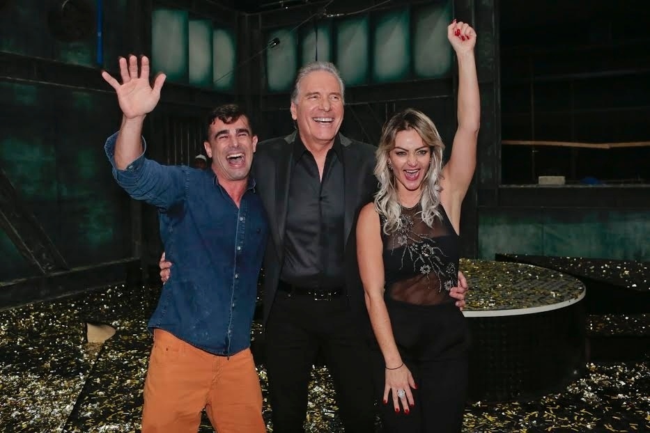 21.jun.2016 - Justus posa para fotos com Laura e Jorge após anunciar o casal como vencedor do reality - Rafael Cusato/Brazil News