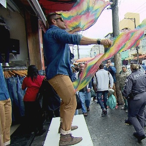 Marcos Oliver chama atenção das pessoas em seu novo emprego - Divulgação/TV Record - Divulgação/TV Record