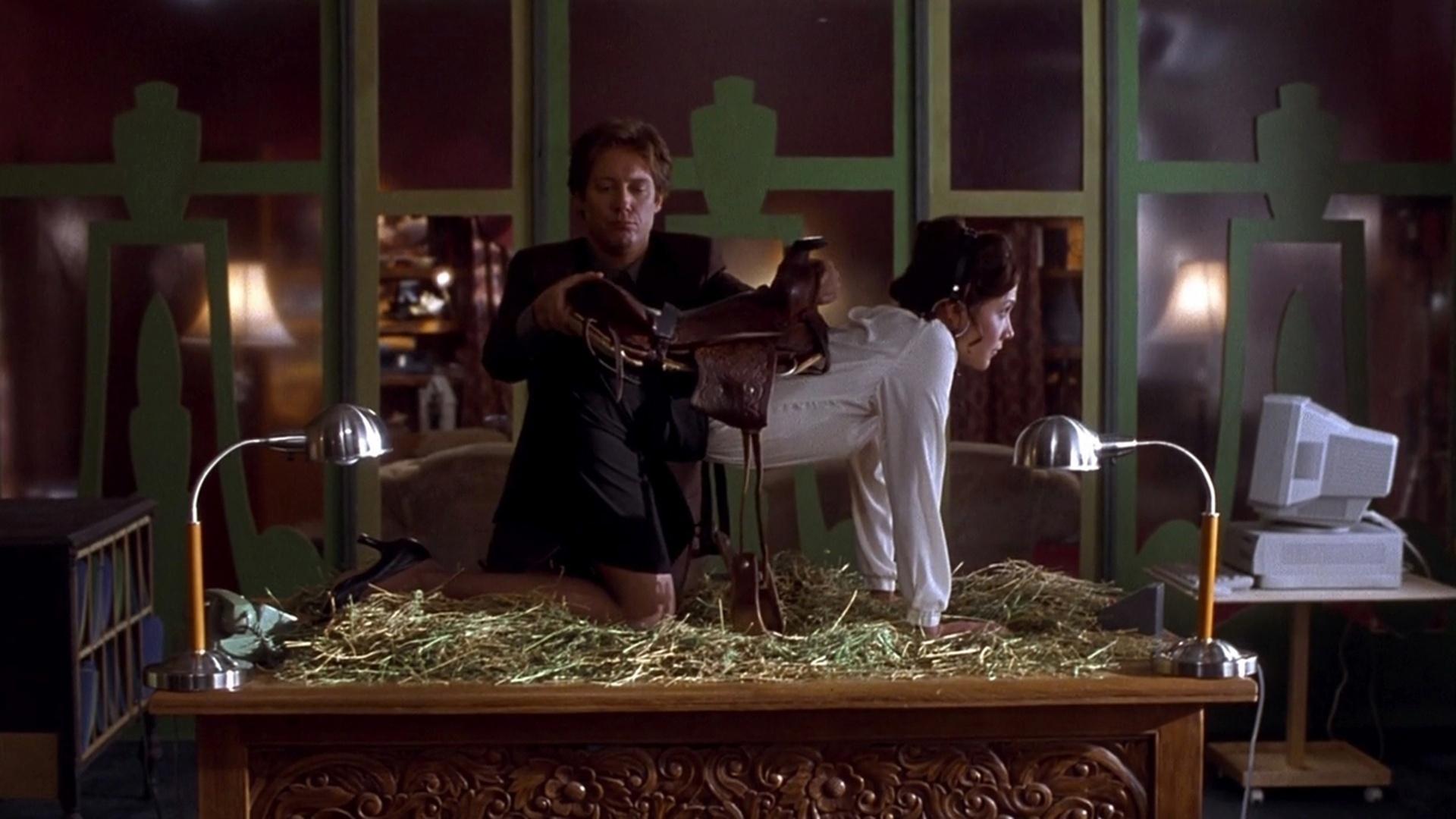 Cena do filme "Secretária" (2002), de Steven Shainberg - Reprodução