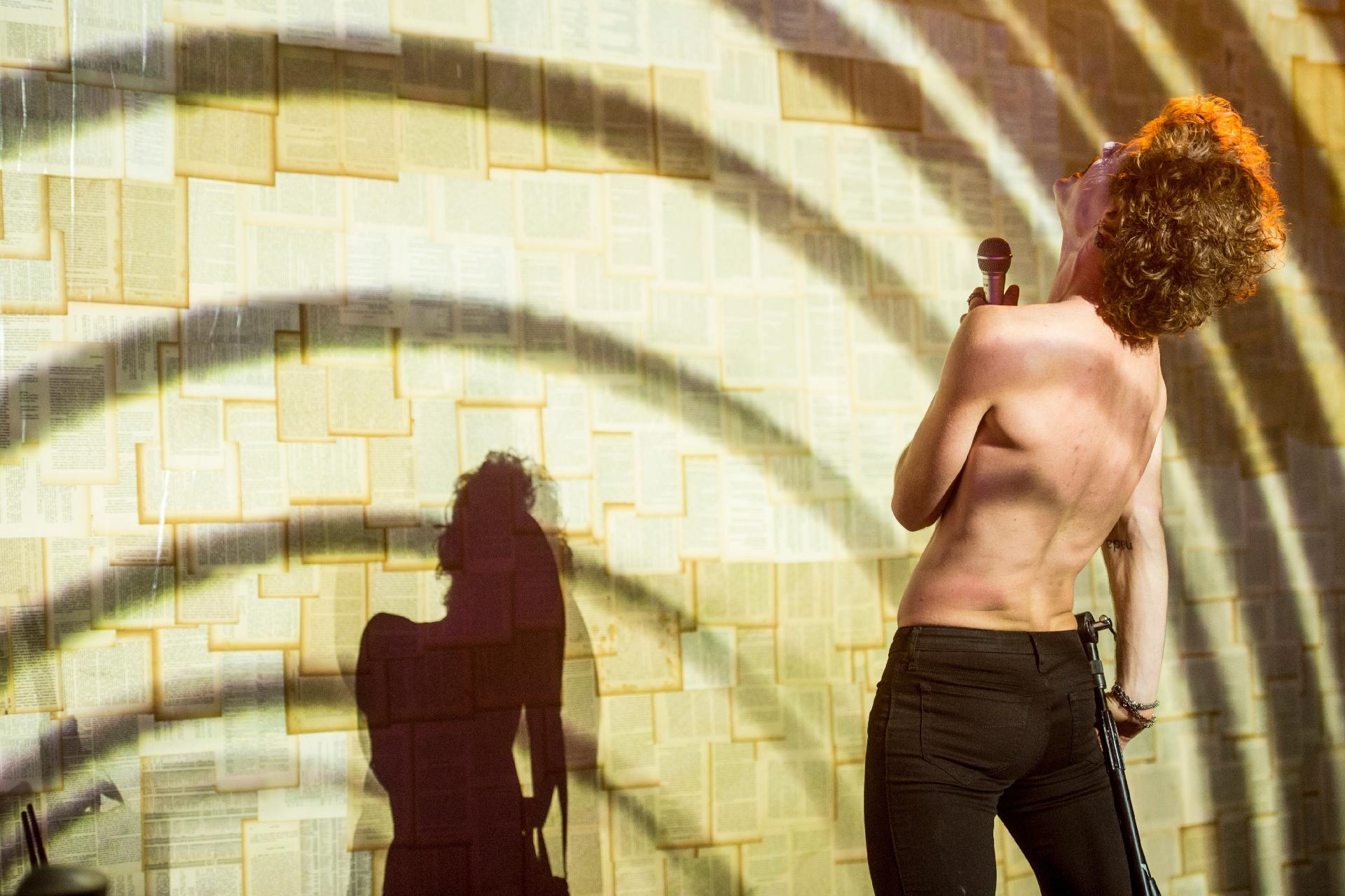 Leon (Mauricio Destri) faz performance numa boate em "Os Dias Eram Assim" - Mauricio Fidalgo/TV Globo