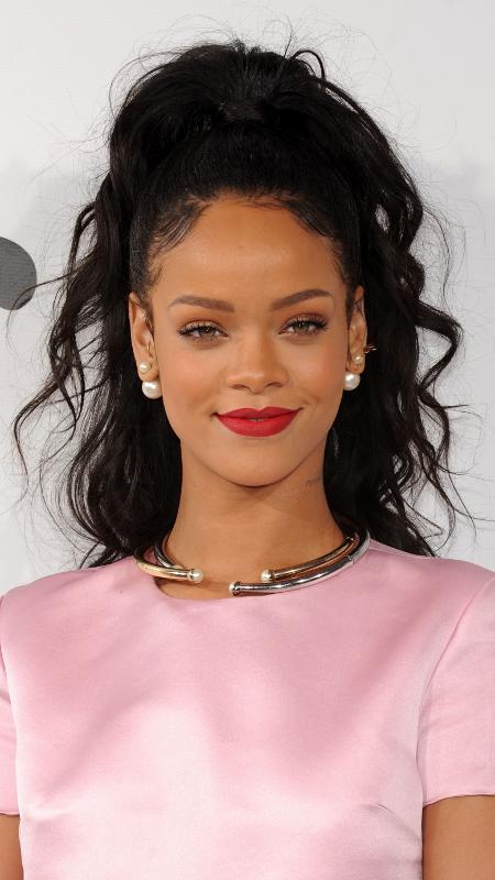 Rihanna deixou seus "baby hairs" bem colados na testa  - Getty Images