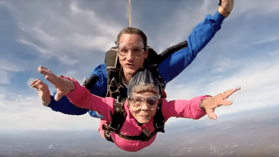Eila Campbell decidiu saltar de paraquedas em seu 94º aniversário - Reprodução/Youtube