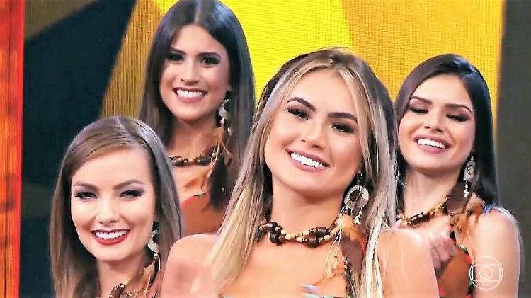 Natacha Horana ao lado das bailarinas do "Domingão" - Reprodução/Instagram - Reprodução/Instagram