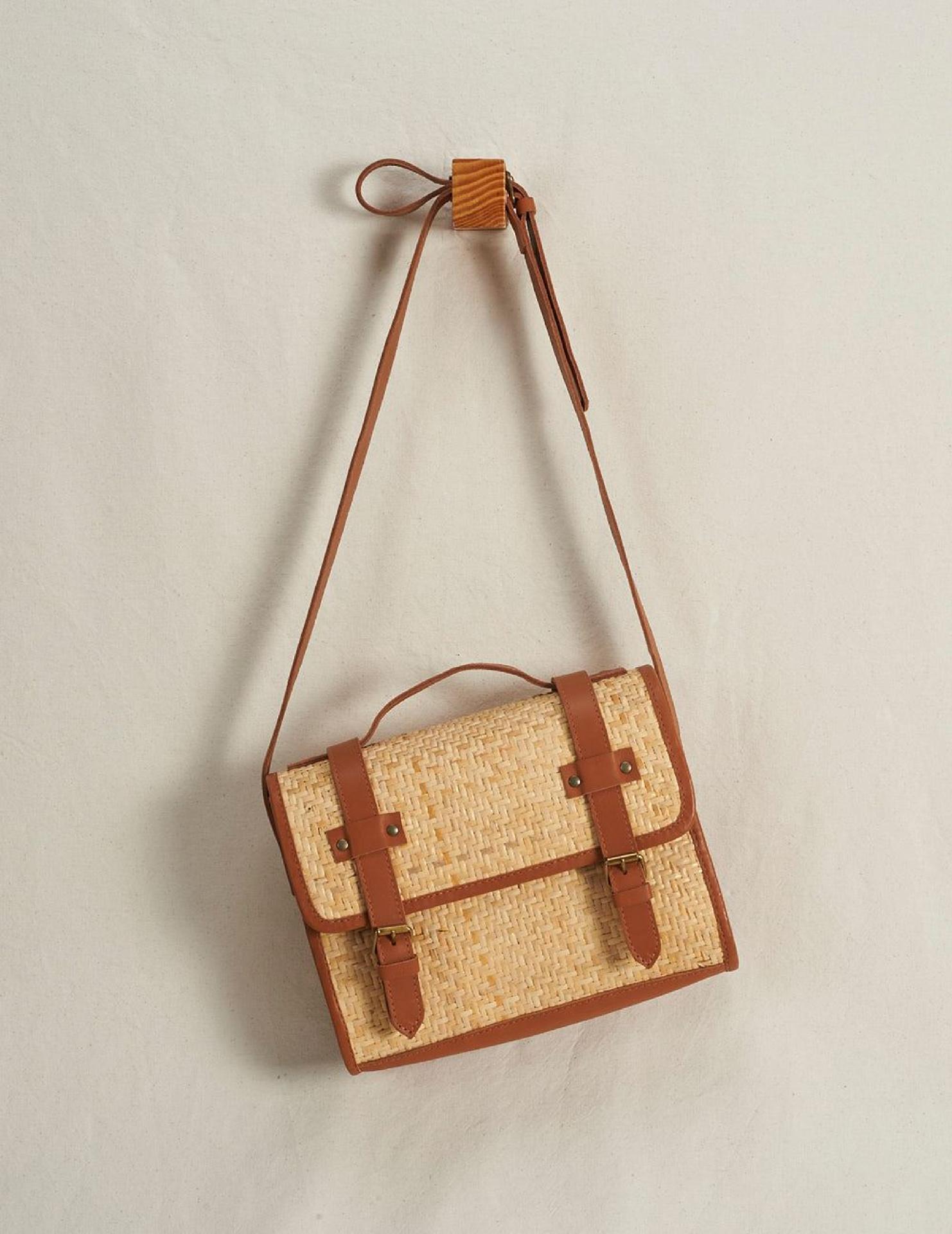 Bolsa maletinha de palha, R$ 269, Via Mia, viamia.com.br - Divulgação