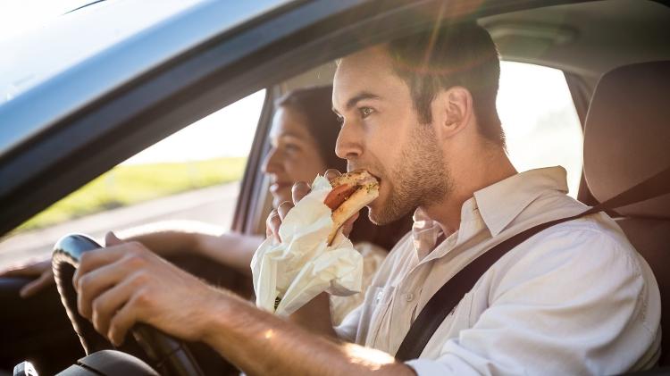 Comendo no carro - Reprodução - Reprodução