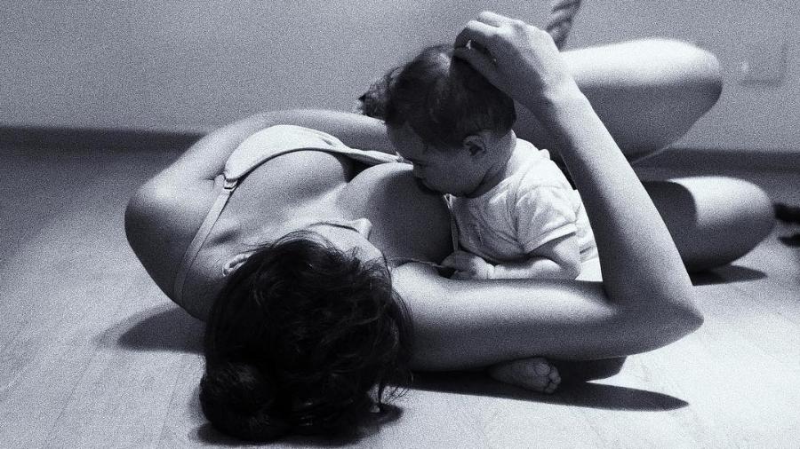 Débora Nascimento amamenta a filha, Bella - Reprodução/Instagram/debranascimento