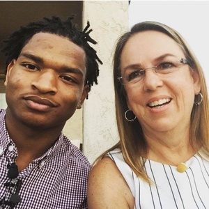 Jamal Hinton e Wanda Dench no jantar de Ação de Graças em 2016