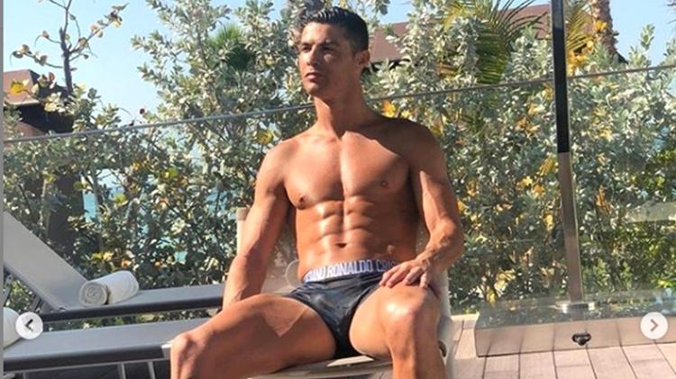 Cristiano Ronaldo usa sunga com seu nome - Reprodução/Instagram - Reprodução/Instagram