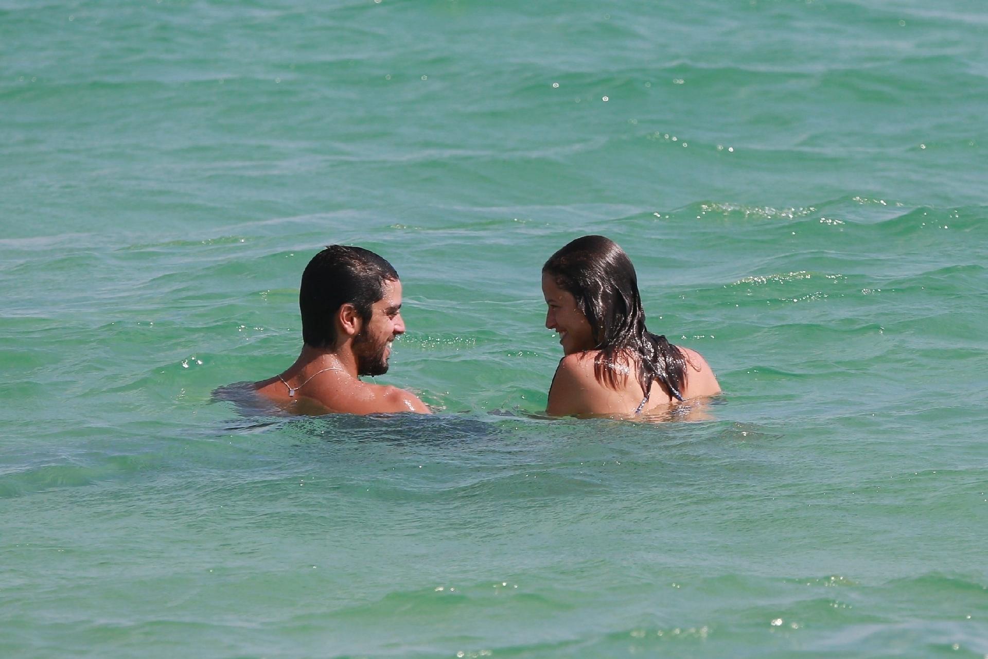 Agatha Moreira e Rodrigo Simas aproveitaram o fim de tarde desta quinta-feira (24) para dar uma mergulho na praia da Barra da Tijuca, zona oeste do Rio. Romântico, o casal trocou muitos beijos e abraços dentro do mar - Dilson Silva/AgNews
