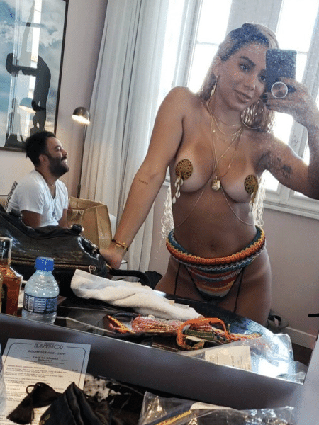 Anitta tira foto antes de gravar clipe de "Bola, Rebola" - Reprodução/Instagram - Reprodução/Instagram