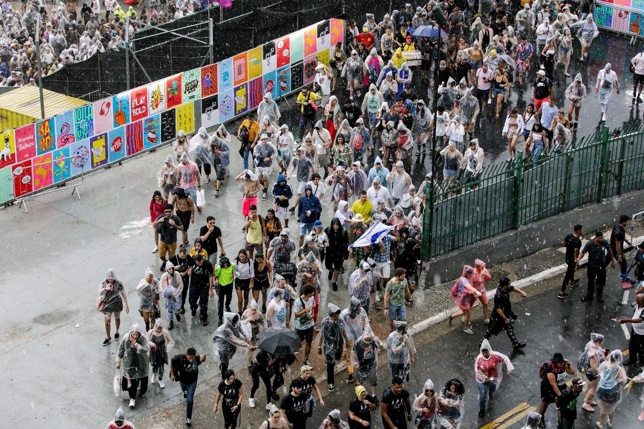 Público procura abrigo para a chuva no autódromo de Interlagos; organização tenta manter festival - Mariana Pekin/UOL