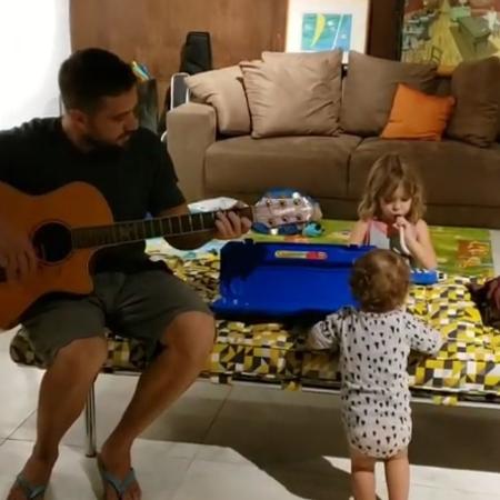 Rafael Cardoso toca com os filhos - Reprodução/Instagram