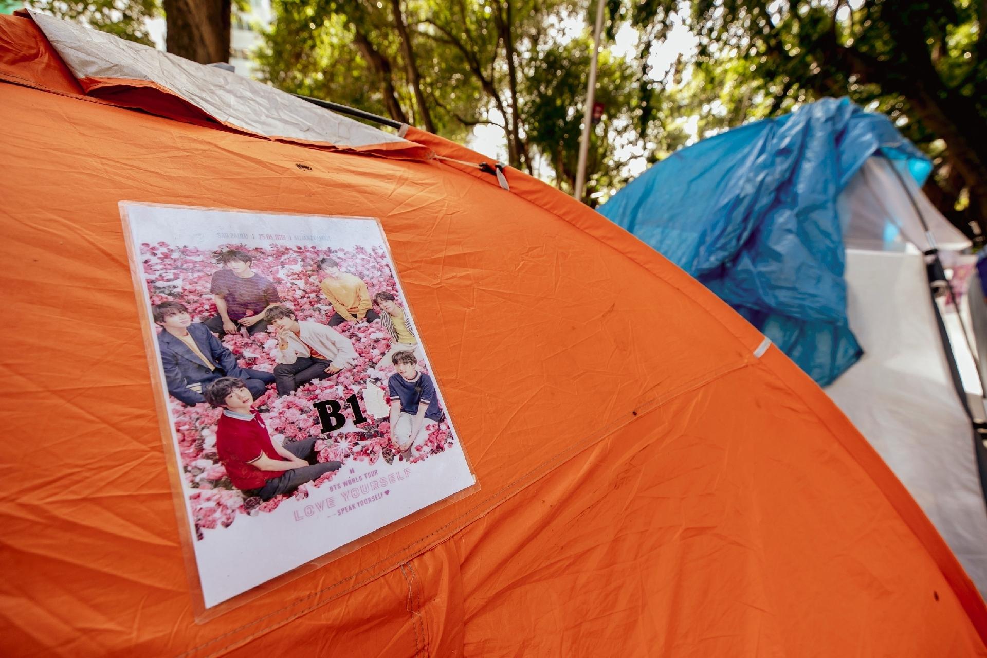 As barracas são organizadas por número. As primeiras pessoas do acampamento chegaram em fevereiro para o show do BTS, que acontece no final de maio - Mariana Pekin/UOL