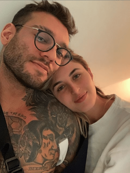 Lucas Lucco exibe curativo no peito ao lado da namorada, Lorena Carvalho - Reprodução/Instagram