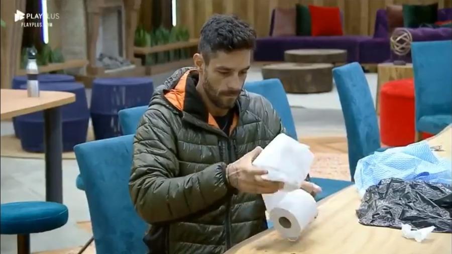 Diego Grossi prepara bola de futebol com papel higiênico - Reprodução/Playplus