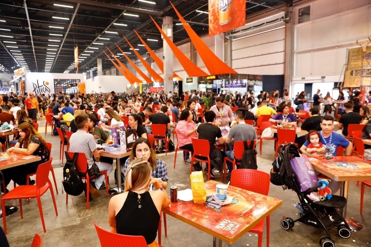 Público faz uma pausa para descansar na CCXP 2019 - Mariana Perkin/UOL