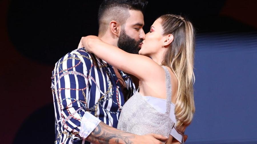 Gusttavo Lima e Andressa Suita se beijam em apresentação do cantor no "Carnaval do Parque", em Brasília - Matheus Lima/Brazil News