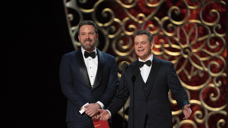 Ben Affleck e Matt Damon juntos no palco da cerimônia do Oscar em 2017 - Getty Images