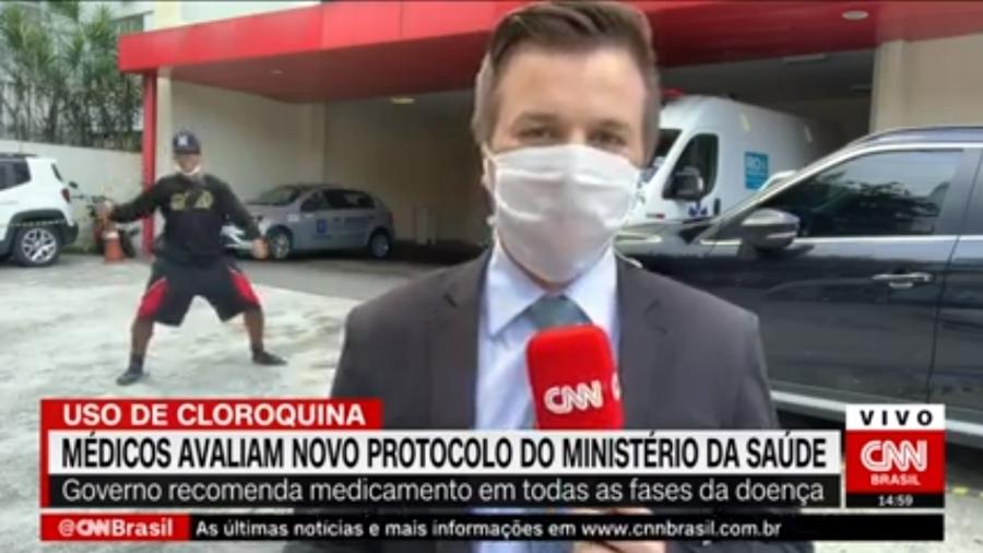 Homem dançando ao fundo fez com que link de Mateus Koelzer fosse cortado - CNN Brasil/Reprodução