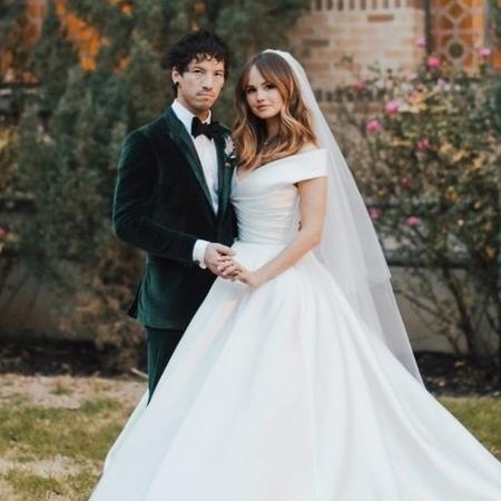 Josh Dun e Debby Ryan se casaram após um ano de noivado - Logan Cole