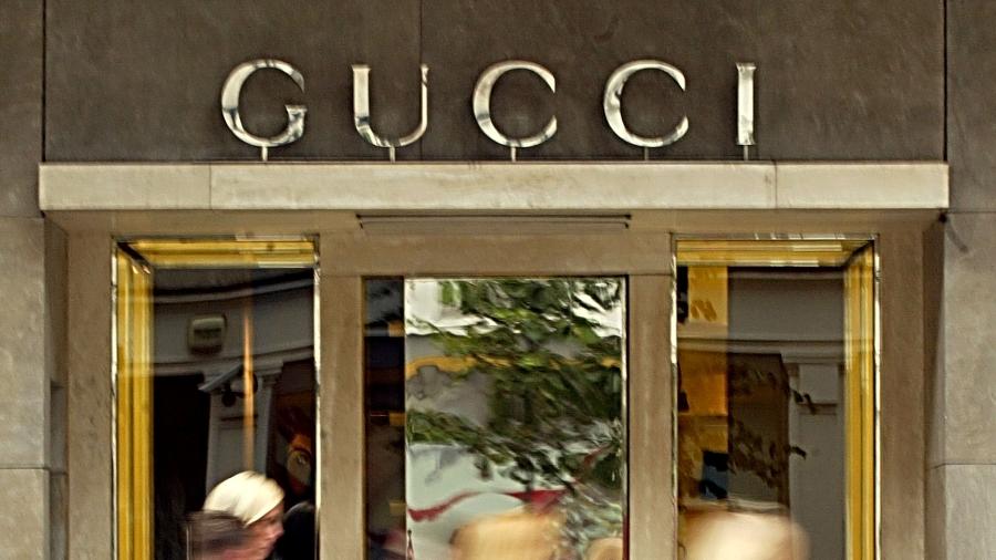 Pedestres passam em frente à loja da Gucci em Londres, na Inglaterra - Scott Barbour/Getty Images