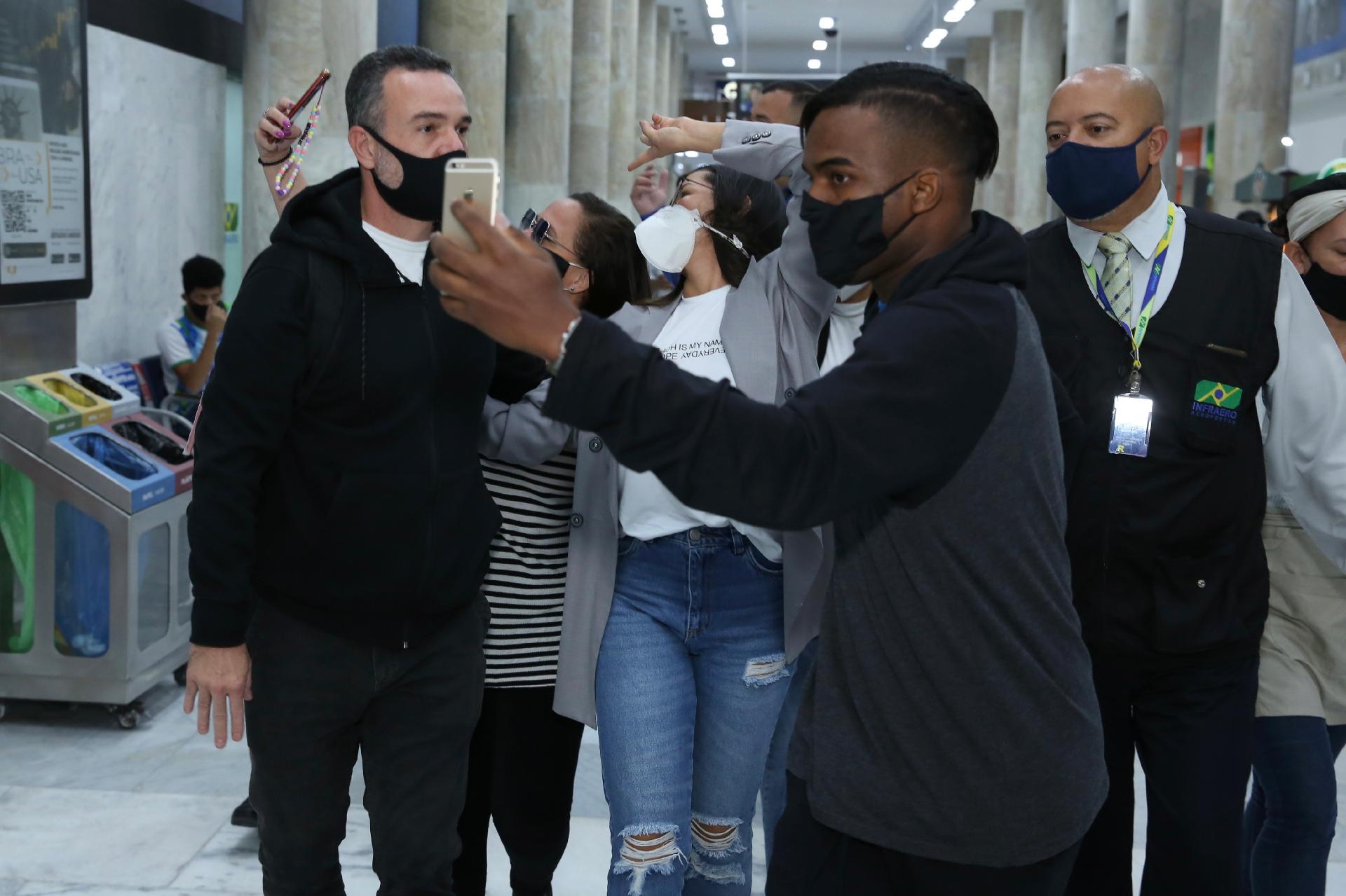 Juliette, campeã do "BBB 21", no aeroporto Santos Dumont, no Rio de Janeiro - ROBERTO FILHO / BRAZIL NEWS