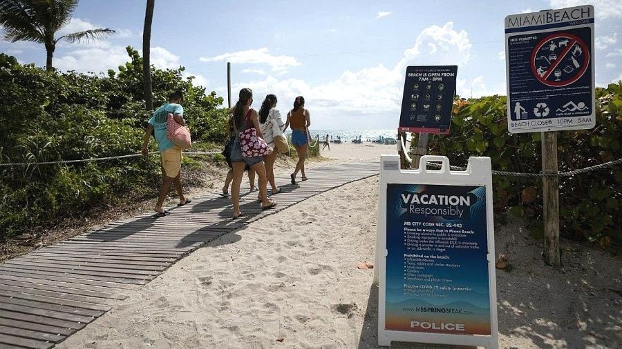 Turistas latino-americanos foram vacinados neste domingo na praia de Miami Beach, na Flórida - AFP