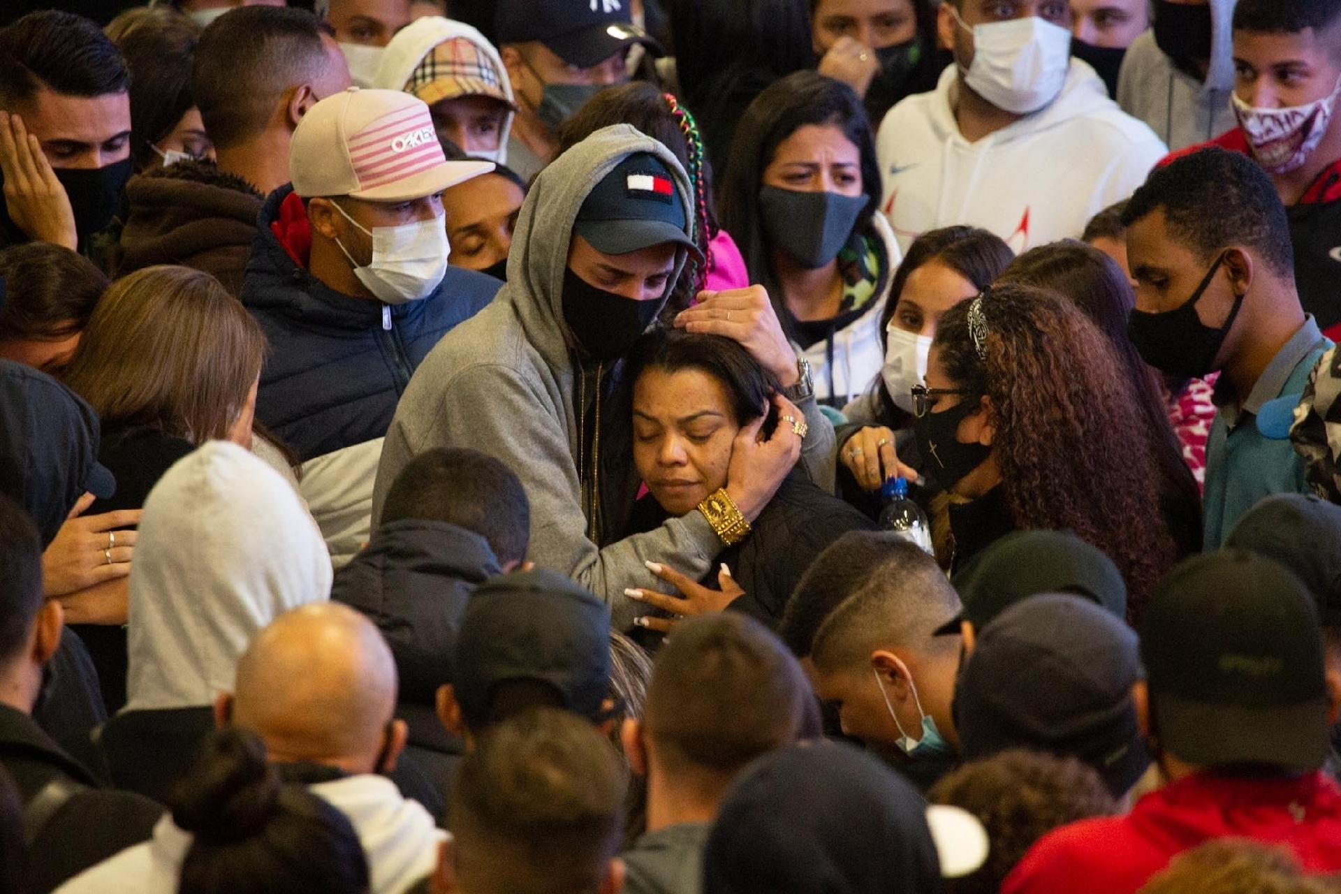 A mãe do cantor, Valquíria Nascimento, é confortada por familiares e fãs - Amauri Nehn/Brazil News