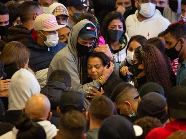 A mãe do cantor, Valquíria Nascimento, é confortada por familiares e fãs - Amauri Nehn/Brazil News