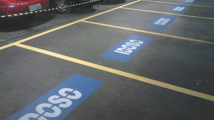 Estacionar em vaga de idoso indevidamente, mesmo em shopping, é infração gravíssima e rende multa - Divulgação