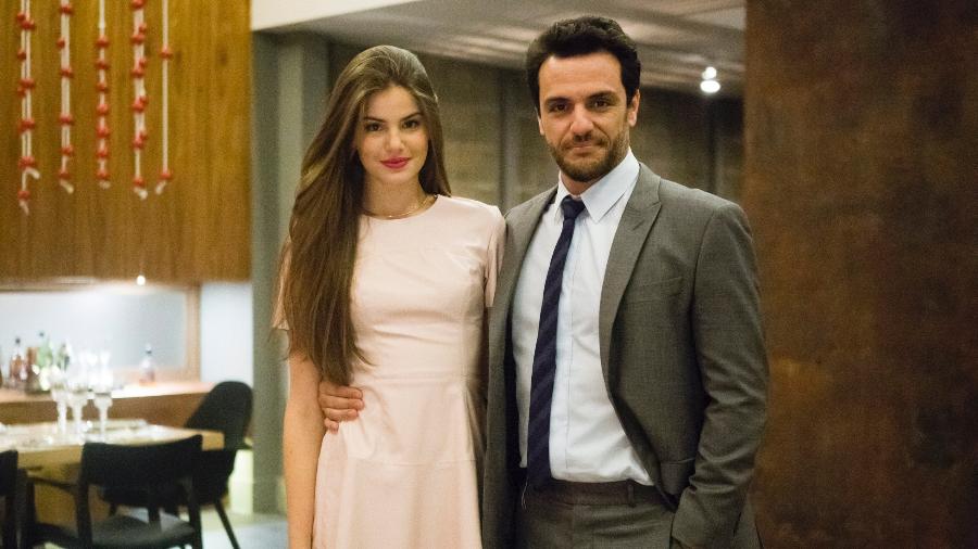 Angel (Camila Queiroz) e Alex (Rodrigo Lombardi) protagonizam cenas quentes em "Verdades Secretas" - Divulgação/Globo