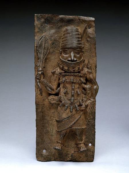 "Guerreiro chefe", uma das obras devolvidas, é uma placa em bronze do século 16 - Divulgação/The Metropolitan Museum of Art