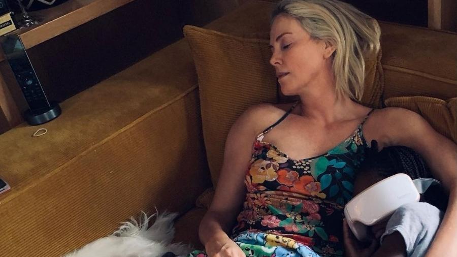 Charlize Theron posta foto rara ao lado da filha mais nova, August - Reprodução/Instagram