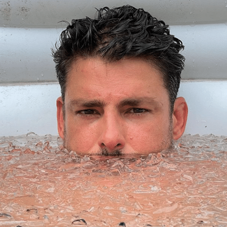 Cauã Reymond curte domingo em banheira de gelo - Reprodução/Instagram
